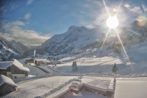 Blue skies over snowy winter landscape in Schröcken, Austria – Weather to Ski – Snow report, 27 November 2025