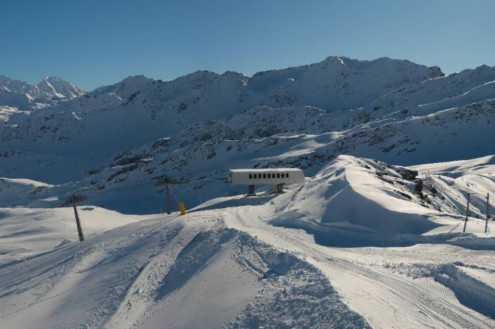 Blue skies over snow-covered ski slopes in La Thuile, Italy – Weather to Ski – Snow report, 27 November 2025