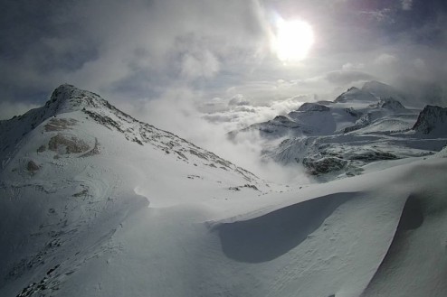 Cloudy skies above snow-covered ski slopes in Saas-Fee, Switzerland – Weather to Ski – Snow report, 27 November 2025