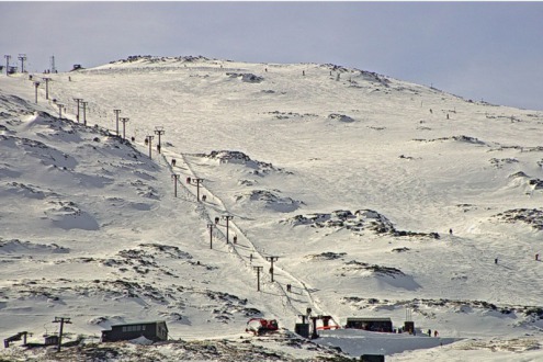 View of drag-lift and snow-covered ski slopes in Glencoe, Scotland – Weather to ski – Snow report, 18 March 2022