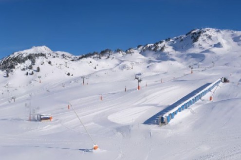 Blue skies above the snow-covered ski slopes in Baqueira Beret, Spain – Weather to Ski – Snow report, 27 November 2025