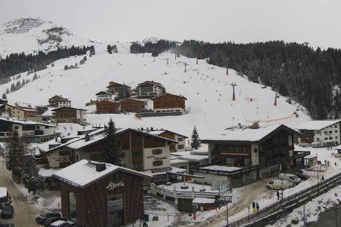Cloudy view towards the main ski area from the centre of the village of Lech, Austria – Weather to ski – Snow report, 14 December 2022