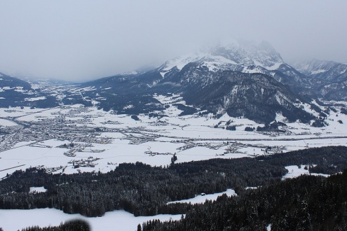 View across the snow-covered valley and mountainsides in St Johann in Tirol, Austria – Weather to ski – Snow report, 19 February 2026