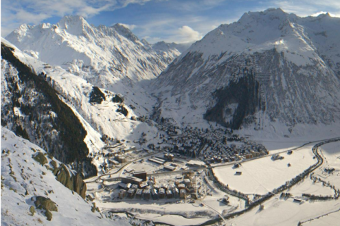 Partly cloudy skies over the snow-covered Andermatt valley, Switzerland – Weather to ski – Snow report, 14 December 2022