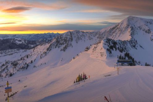 LSunset over the snow-covered mountains in Snowbird, Utah, USA – Weather to ski – Snow report, 14 December 2022