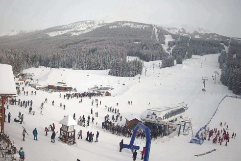 Crowds of skiers at the base of the ski lifts and snow-covered ski runs in Lake Louise, Canada – Weather to ski – Snow report, 19 February 2026