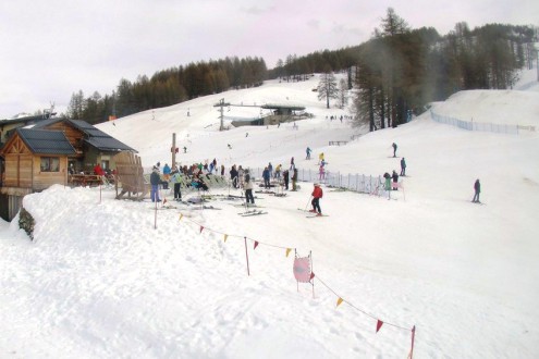 View of ski lift queue of skiers at bottom of snow-covered slopes in Bardonecchia, Italy – Weather to ski – Snow report, 31 December 2022