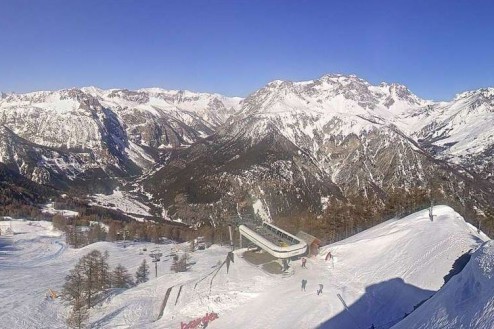 Blue skies over the snow-covered mountains and ski-runs of Bardonecchia, Italy – Weather to ski – Snow report, 26 February 2026
