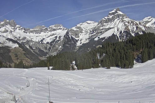 Blue skies above the ski slopes in Engelberg, Switzerland – Weather to ski – Snow report, 26 February 2026