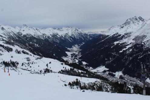 Panoramic mountain view over the valley in St Anton, Austria – Weather to ski – Snow report, 12 January 2023