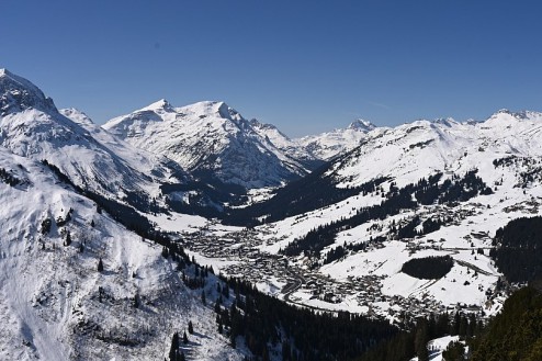 Blue skies over the snow-covered mountains in Lech, Austria – Weather to ski – Snow report, 20 March 2026