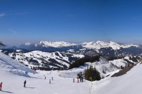 Blue skies above the ski runs in Samoëns, France – Weather to ski – Snow report, 20 March 2026