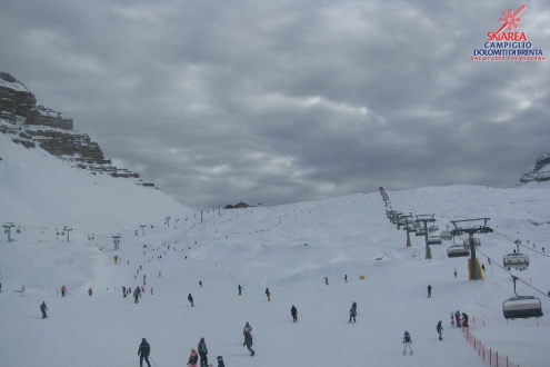 Cloudy skies above the snow-covered pistes in Madonna di Campiglio, Italy – Weather to ski – Snow report, 12 January 2023