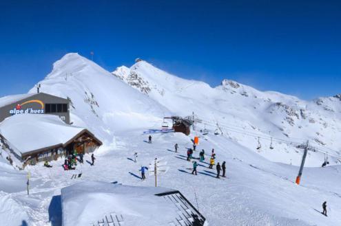 Blue skies above the snow-covered ski slopes of Alpe d’Huez, France – Weather to ski – Snow report, 19 January 2023