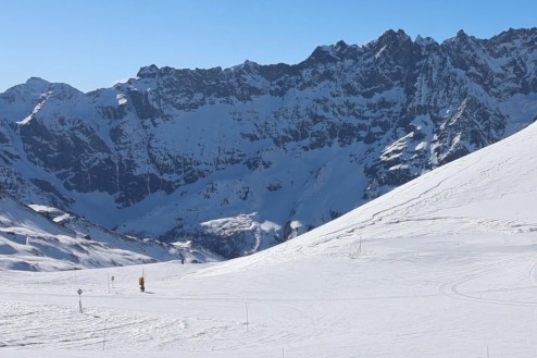 Blue skies over snow-covered ski slopes in Cervinia – Weather to ski – Snow report, 29 March 2026