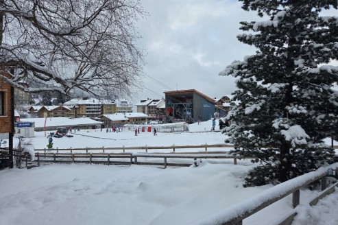 Snow on the ground and view towards the main cable-car base station in Wengen, Switzerland – Weather to ski – Snow report, 29 March 2026