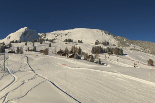 Blue skies above the snow-covered ski slopes in Leysin, Switzerland – Weather to ski – Snow report, 19 January 2023