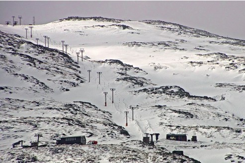 Ski area in Glencoe with ski-lift on the left – Weather to ski – Snow report, 29 March 2026