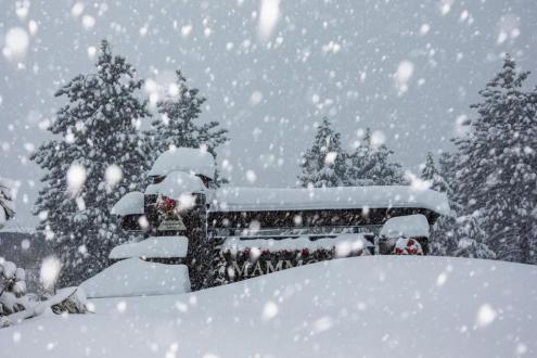 Snow falling and deep snow-covered landscape in Mammoth, California, USA – Weather to ski – Snow report, 19 January 2023