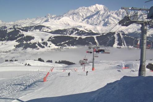 View of skiers on ski slopes and chairlift in Les Saisies, France – Weather to ski – Snow report, 27 January 2023