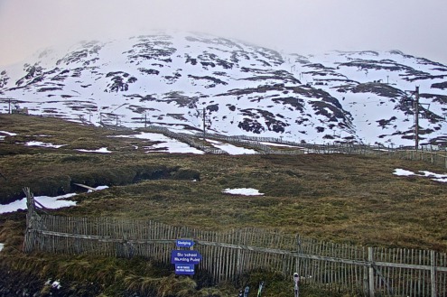 Green lower slopes in Glencoe, Scotland, with snow on the upper slopes – Weather to ski – Snow report, 27 January 2023