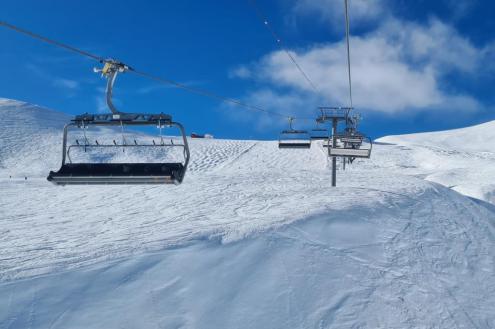 with chairlifts in the foreground – Weather to ski – Snow report, 6 January 2023