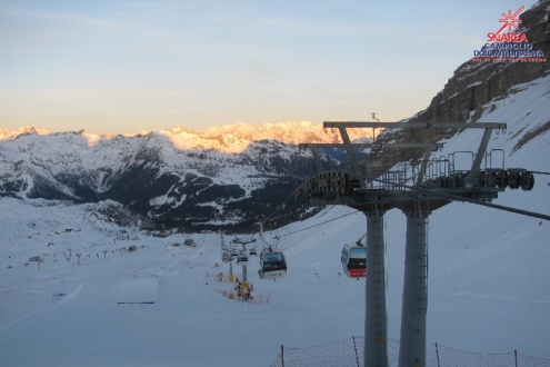 Blue skies and panoramic mountain view, with ski slopes and ski lift in the foreground – Weather to ski – Snow report, 6 January 2023
