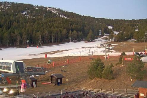 View of the ski slopes in Formiguères in the French Pyrenees, with very little snow on the pistes  – Weather to ski – Snow report, 6 January 2023