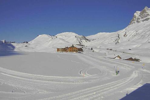 Blue skies over snow-covered scenery in Warth, Austria – Weather to ski – Snow report, 10 February 2023