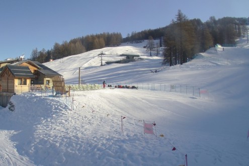 Blue skies over snow-covered slopes in Bardonecchia, Italy – Weather to ski – Snow report, 10 February 2023