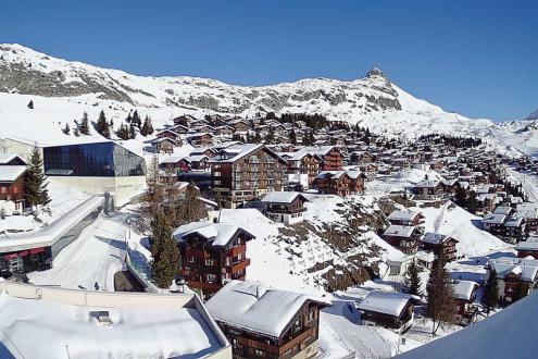 Blue skies over the snow-covered mountains and village of Bettmeralp, Switzerland – Weather to ski – Snow report, 10 February 2023