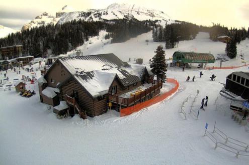 View of ski lifts and snow-covered slopes in Banff-Lake Louise, Canada – Weather to ski – Snow report, 10 February 2023
