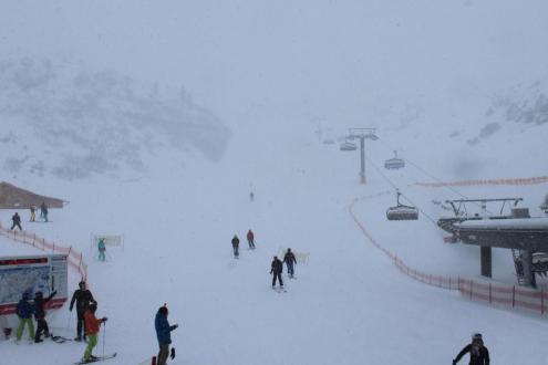 Heavy snow falling over the snow-covered ski slopes in Obertauern, Austria – Weather to ski – Snow report, 2 February 2023