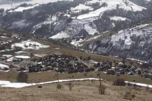 Patchy snow cover at low altitude in St Sorlin d’Arves, France – Weather to ski – Snow report, 25 February 2023