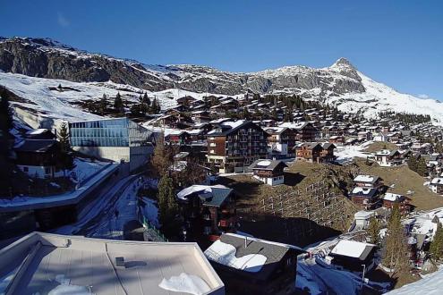 Patchy snow in the village of Bettmeralp in the Aletsch Arena, Switzerland – Weather to ski – Snow report, 4 March 2023