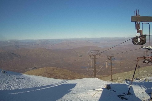 Snow at the top of the mountain, but green slopes below in Glencoe, Scotland – Weather to ski – Snow report, 4 March 2023