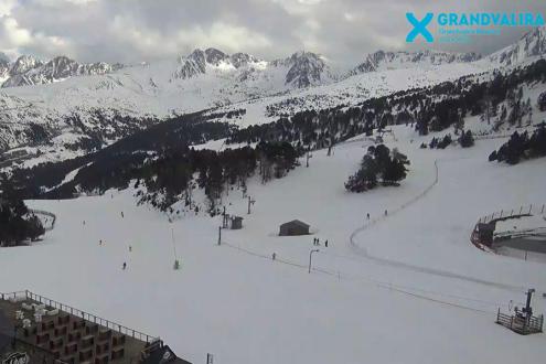 Cloudy skies and a birdseye view of the ski slopes in Soldeu, Andorra – Weather to ski – Snow report, 9 March 2023