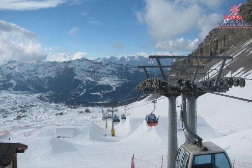 Mostly sunny skies with just a little cloud over the snow-covered ski slopes in Madonna di Campiglio, Italy – Weather to ski – Snow report, 9 March 2023