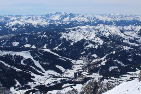 Blue skies and panoramic mountain views in Hochkönig, Austria – Weather to ski – Snow report, 17 March 2023