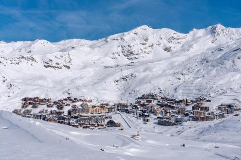 Blue skies over a very snowy panorama in Val Thorens, France – Weather to ski – Snow report, 17 March 2023