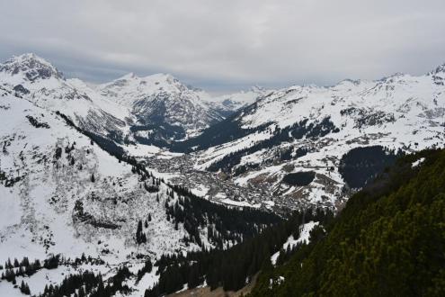 Cloudy skies over Lech, Austria – Weather to ski – Snow report, 24 March 2023