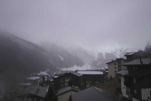 Cloud over the ski resort of Saas-Fee, Switzerland – Weather to ski – Snow report, 24 March 2023