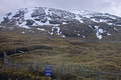 Patchy snow on the upper ski slopes of Glencoe, Scotland – Weather to ski – Snow report, 24 March 2023