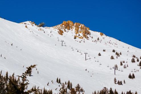 Blue skies and deep snow in Mammoth, California, USA – Weather to ski – Snow report, 24 March 2023