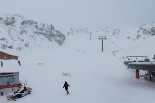 Snow falling over snow-covered pistes in Obertauern, Austria – Weather to ski – Snow report, 26 November 2023