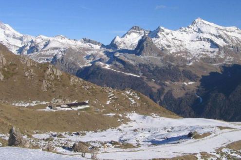 Panoramic view over the Monte Rosa region with snow higher up, but patchy cover lower down – Weather to ski – Snow report, 26 November 2023
