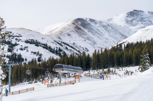 View of chairlift and ski slopes in Breckenridge, USA – Weather to ski – Snow report, 26 November 2023