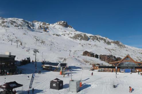 Blue skies above snow-covered pistes in Tignes, France – Weather to ski – Snow report, 26 November 2023