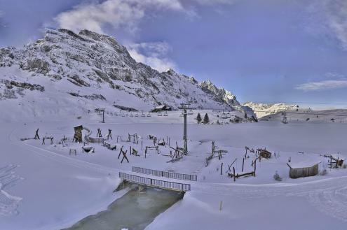 Fresh snow on the mountains in Engelberg, Switzerland – Weather to ski – Snow report, 26 November 2023