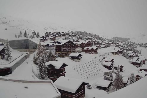Lots of snow in Bettmeralp, Switzerland, with view over the village where rain is falling at resort level – Weather to ski – Snow report, 1 December 2023